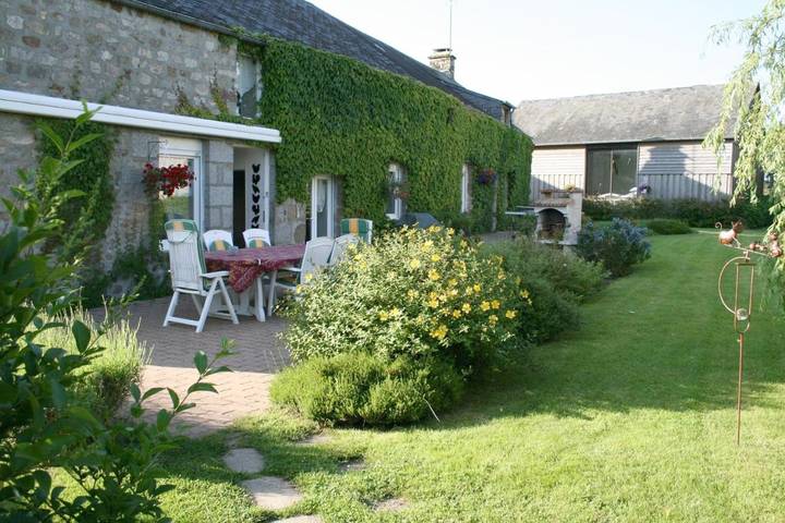 Location de vacances pour 2 personnes, avec Terrasse ainsi que Jardin et Piscine à Lignières-Orgères