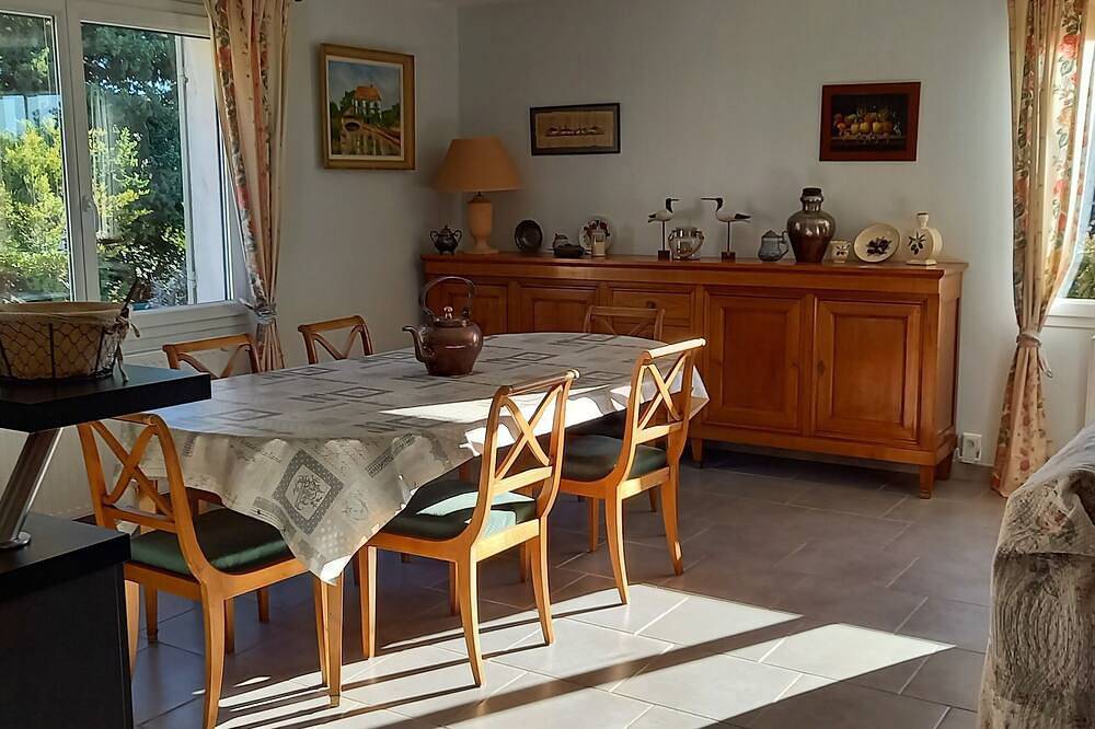 Entire apartment, Charming apartment 2 to 6 people with garden in the heart of Fontvieille Alpill in Fontvieille, Arles region