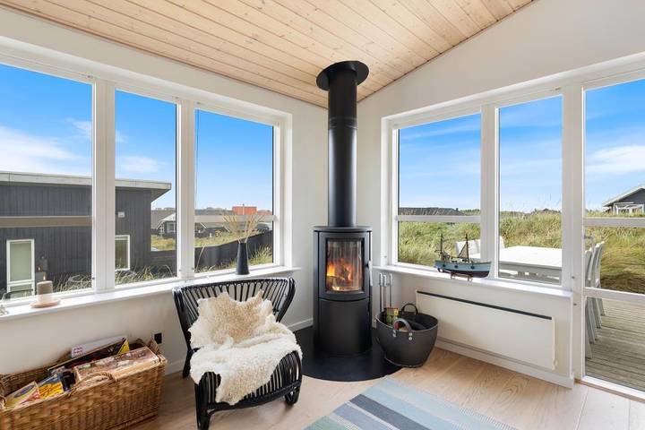 Gemütliches und strandnahes Ferienhaus mit Kaminofen in Hvide Sande, Holmsland Klit