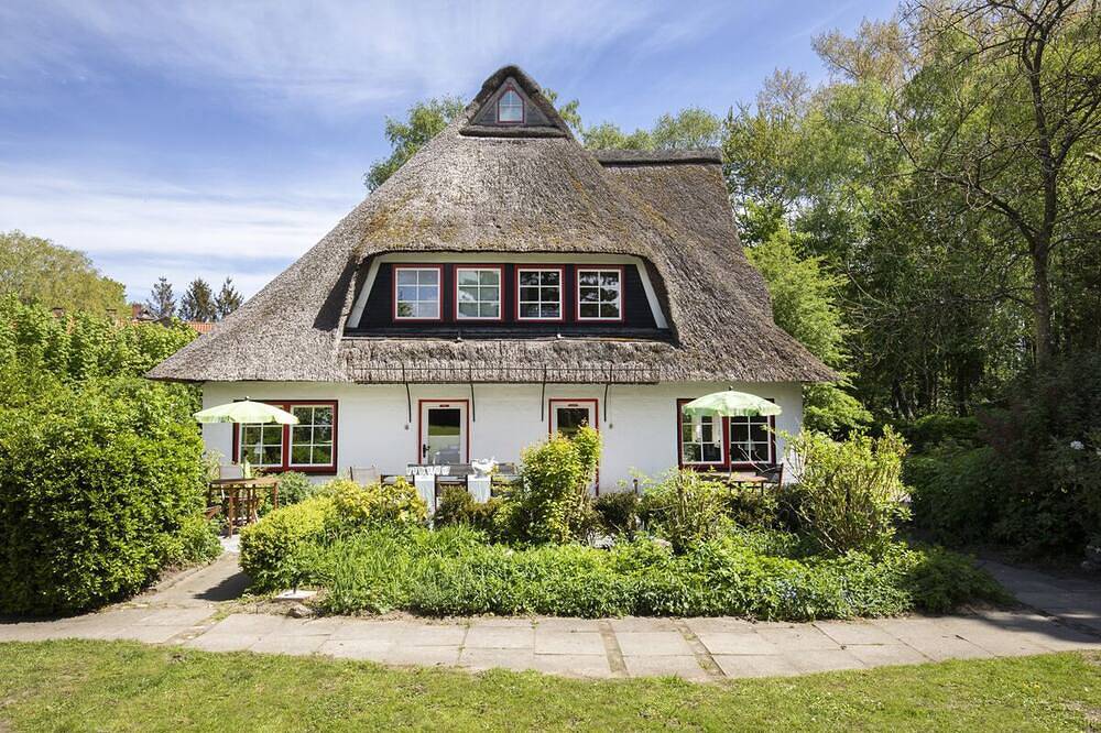 Reetdachhaus mit Nähe zur Ostsee, Außensauna, Spielplatz & großem Garten in Manhagen, Ostholstein