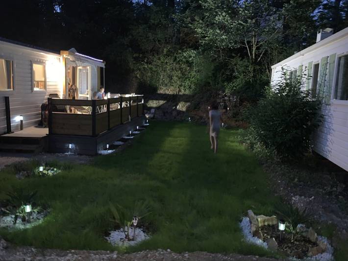 Camping pour 6 personnes, avec piscine ainsi que terrasse et jardin, animaux acceptés