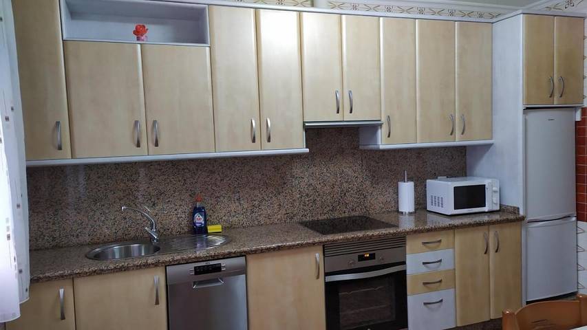 Apartamento para 8 personas, con Balcón y Terraza además de Jardín y Vistas en Marín