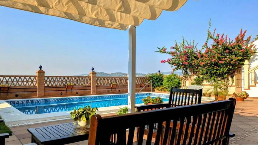 Casa de vacaciones para 6 personas, con vistas además de jardín y piscina - 1