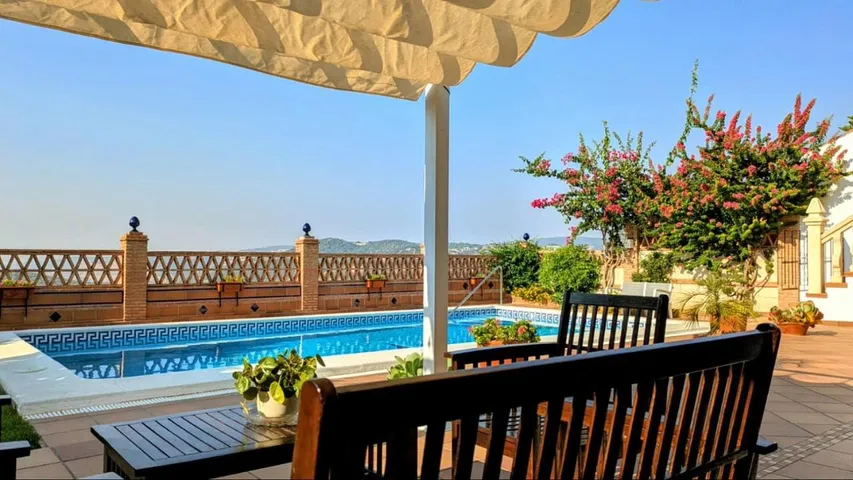 Casa de vacaciones para 7 personas, con vistas además de jardín y piscina - 1