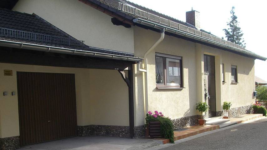 Ferienwohnung für 3 Personen, mit Terrasse und Garten, kinderfreundlich in Esthal