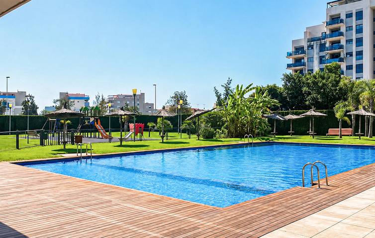 Apartamento vacacional entero, Apartamento moderno con piscina, terraza y a pocos pasos de Playa Masbó in Moncófar, Costa del Azahar