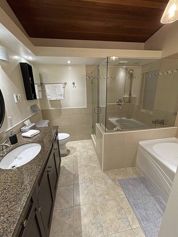 Waterfront Retreat, Beach Access, Group Friendly, Sleeps 14 in Sechelt, Sunshine Coast Regional District