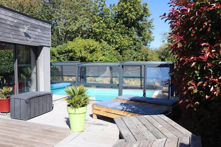 Location de vacances pour 12 personnes, avec Jacuzzi et Terrasse ainsi que Jardin et Piscine à Rédené