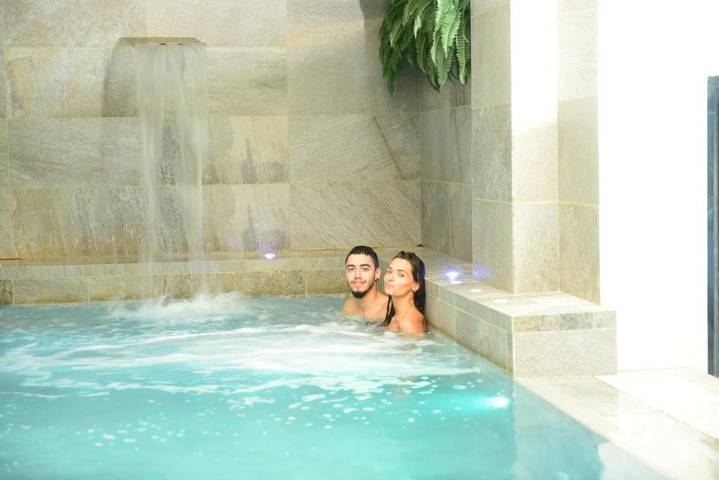 Hotel para 3 personas, con jardín además de jacuzzi y sauna - 1