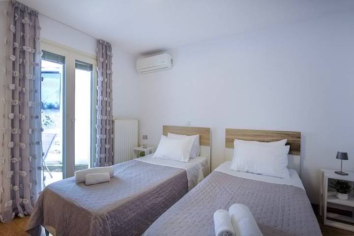 Location de vacances pour 4 personnes, avec vue sur l’océan ainsi que terrasse et jardin dans Náoussa - 4