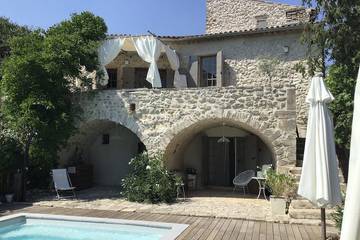 Gîte pour 7 personnes, avec piscine et jardin à Labastide-de-Virac