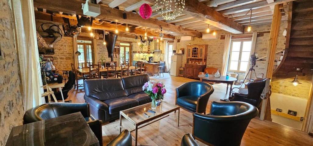 Location de vacances pour 10 personnes, avec jardin ainsi que jacuzzi et sauna à Paris-l'Hôpital