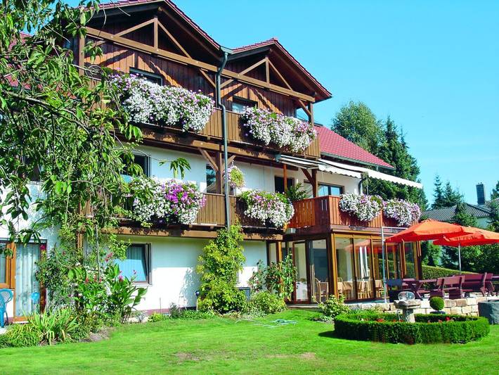 Pension, mit Balkon/Terrasse und Terrasse sowie Garten