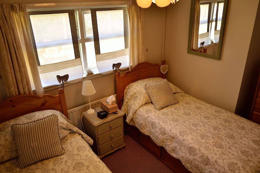 Scottish cabin-style cottage with large garden in Braemar village in Braemar, Cairngorms National Park