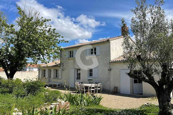 Location de vacances pour 9 personnes, avec jardin à La Jonchère