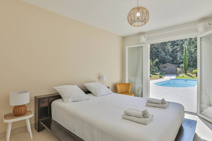 Location de vacances pour 6 personnes, avec piscine ainsi que terrasse et jardin dans Plage De Ragnette - 4