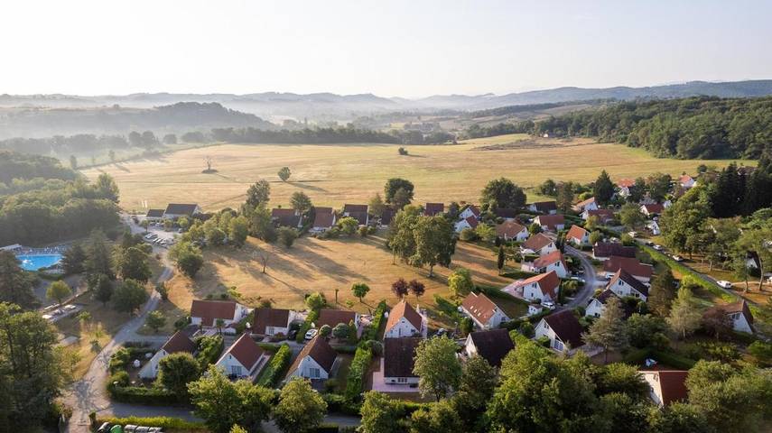 Gîte pour 6 personnes, avec terrasse et vue ainsi que jardin et piscine à Daumazan-sur-Arize
