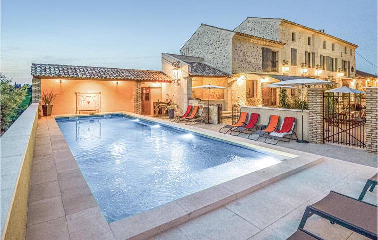 Amplio apartamento con piscina y aparcamiento, cerca de Vallabrègues y Le Rhône in Vallabrègues, Region de Nimes