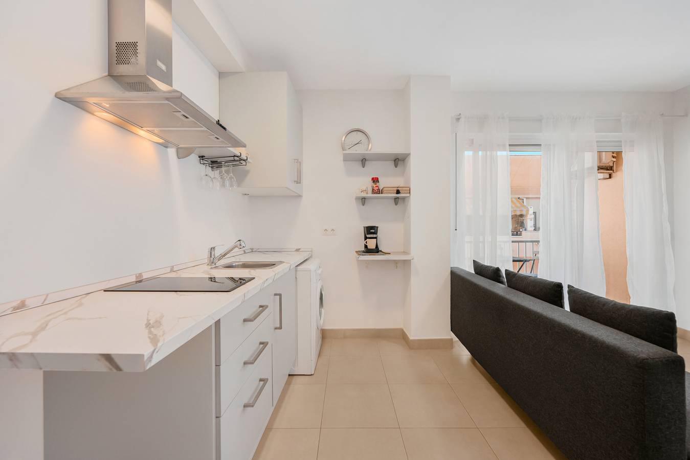 Entire apartment, Apartment 'Beachfront Estepona Center' with Sea View, Wi-Fi and Air Conditioning in Estepona Old Town, Estepona