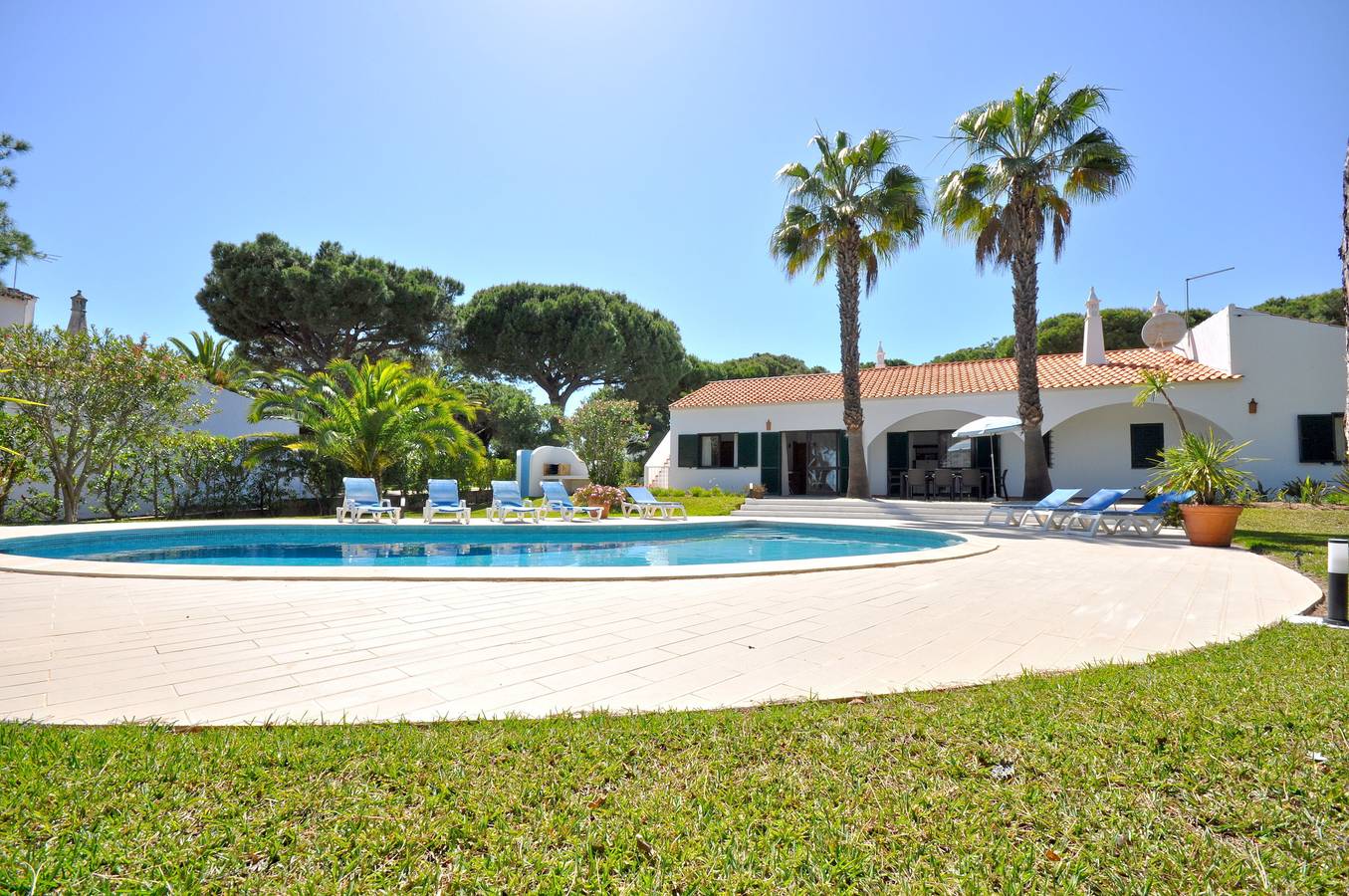 Close to Beaches and All Amenities, Private Pool, Free Ac and Wifi in Quarteira, Faro District