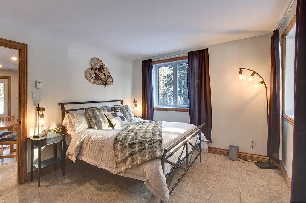 Chalet en Bois Rond Avec Spa, Sauna et Hammam in Labelle, Québec
