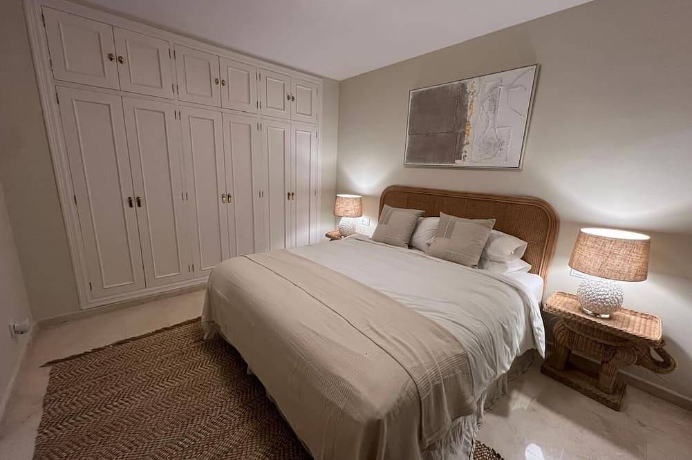 Entire apartment, Costa del sol penthouse 500m from beach w/oversized terrace in Sun Beach, Estepona