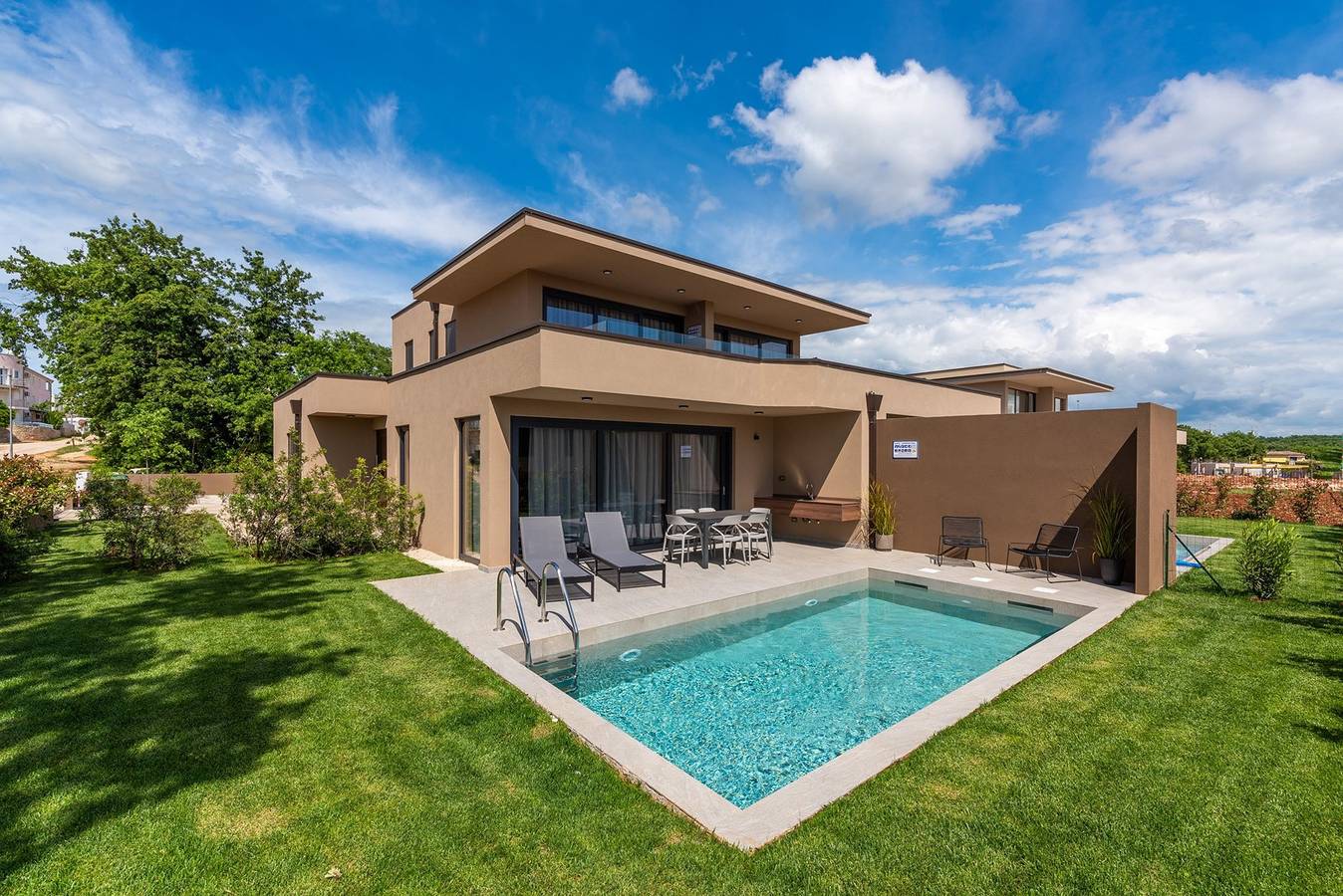 Ganze Wohnung, Erdgeschoss-Wohnung mit Privatpool und Terrasse in Istrien, 150 Meter vom Meer entfernt
 in Karigador, Općina Brtonigla