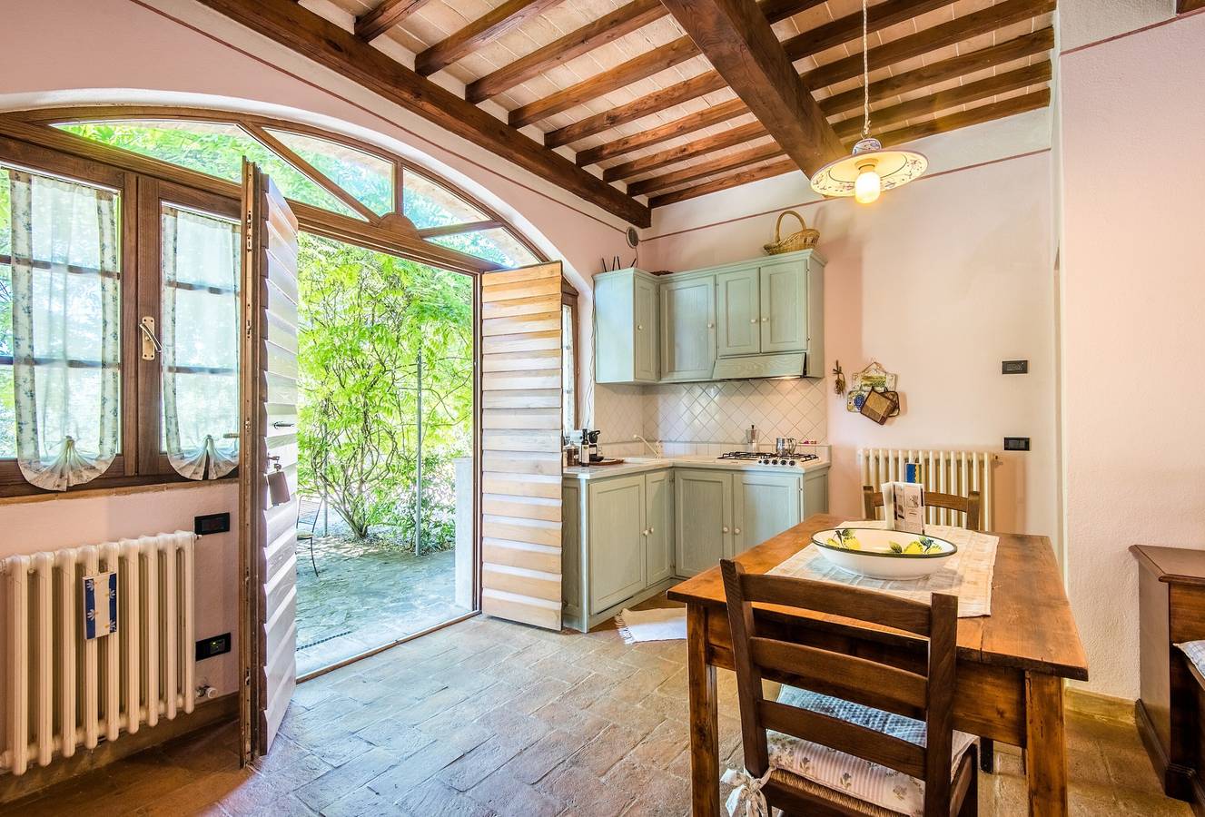 Podere Giardino Wine & Bed - Appartamento Glicine: Casale con Piscina, Wi-Fi e Aria Condizionata in Montalcino, Val d’Orcia