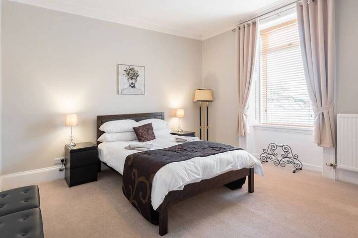 Scotston Villa - 5 bedroom house with large private back garden & hot tub in Angus