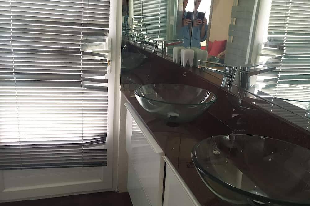 Apartamento entero, Spacious charming studio with mezzanine ,  in Lagord, Región de La Rochelle