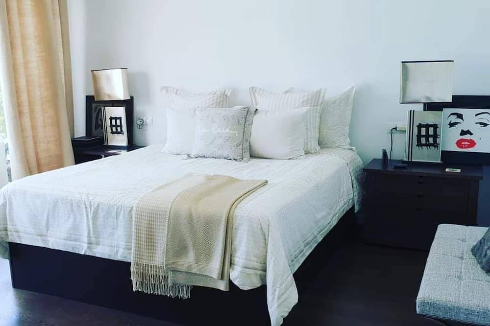 Villa de lujo ultra moderna, 5 dormitorios cerca Puerto Banus y playas. in Marbella West, Marbella