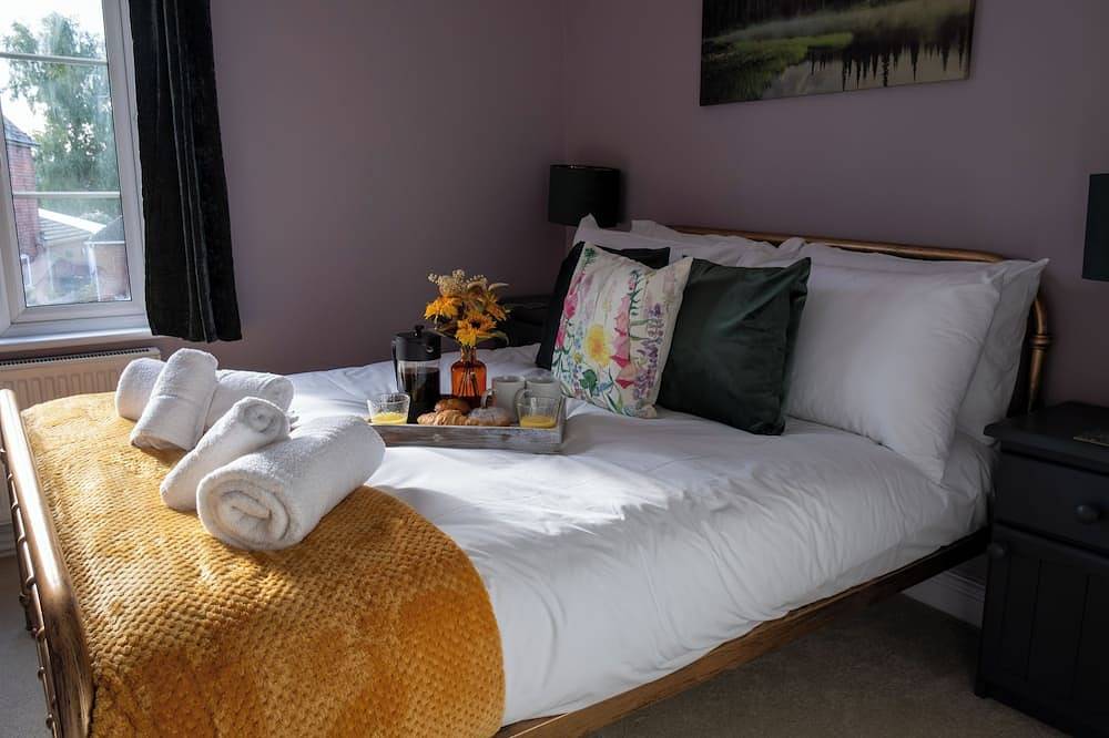 Pet Friendly Cottage, Near Amenities with Log Fire in Stroud, Gloucestershire