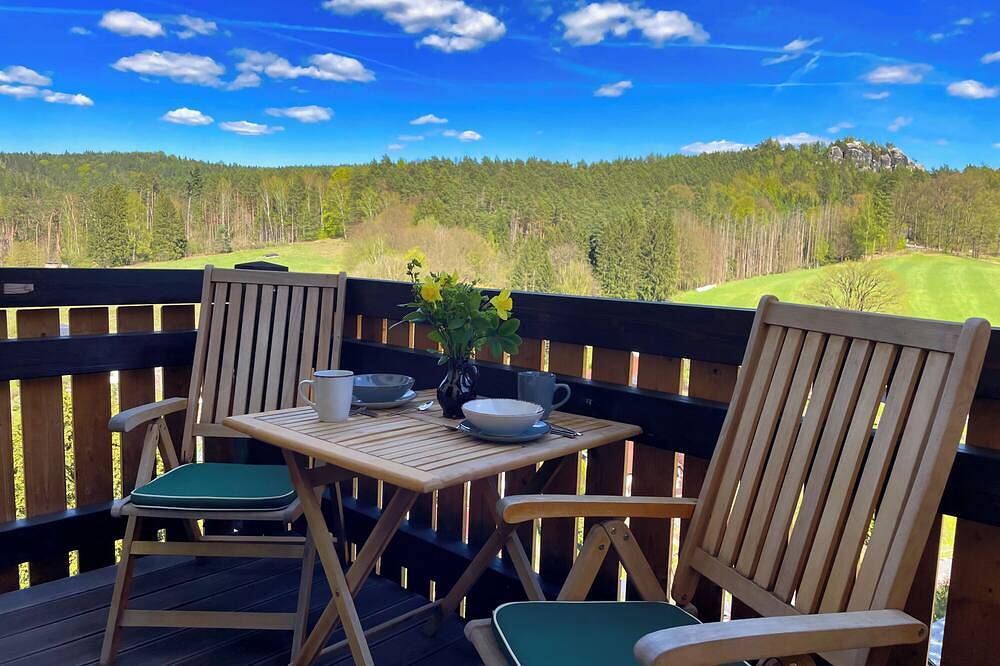 Ganze Wohnung, Ferienwohnung mit Balkon - einzigartiger Ausblick auf die Felsenwelt von Rathen in Rathen, Elbsandsteingebirge