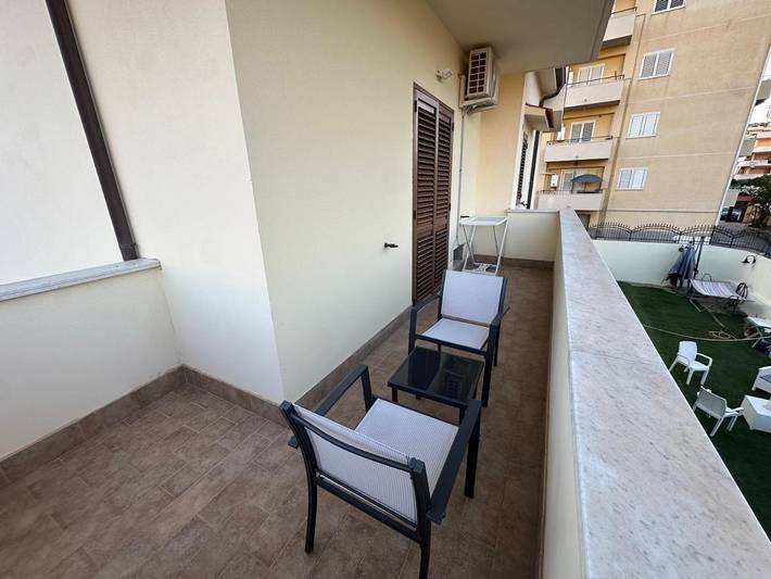 Location de vacances pour 15 personnes, avec piscine ainsi que vue et jardin dans Gallico Marina - 3