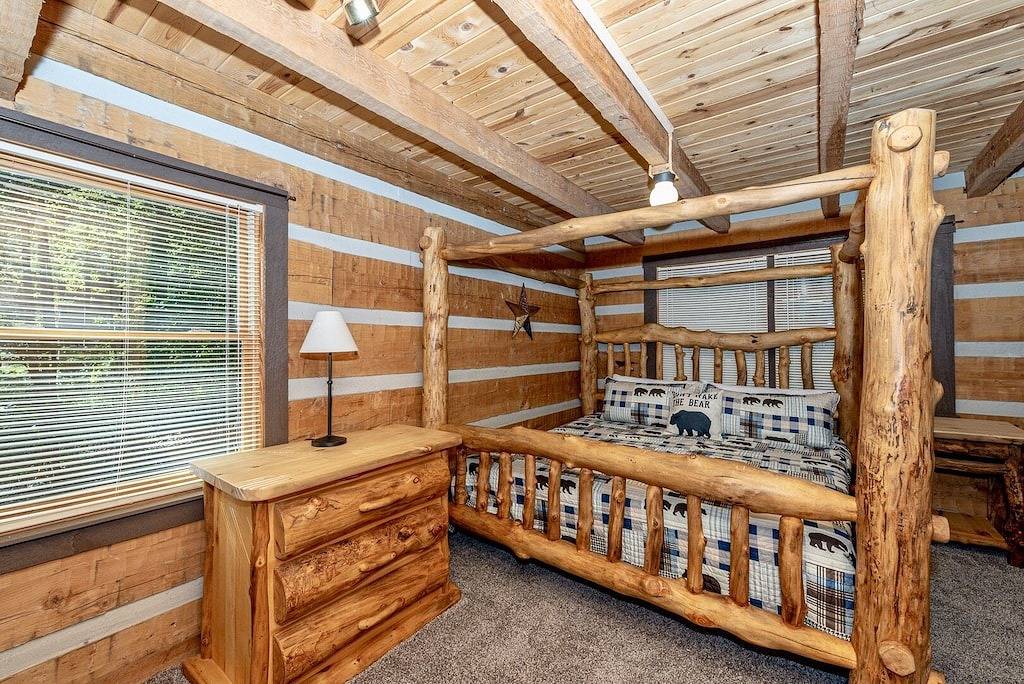 Whispering Pines - Enclosed Hot Tub/Gas Fireplace/Secluded/Sleeps 5 in Tuckaleechee, Blount County
