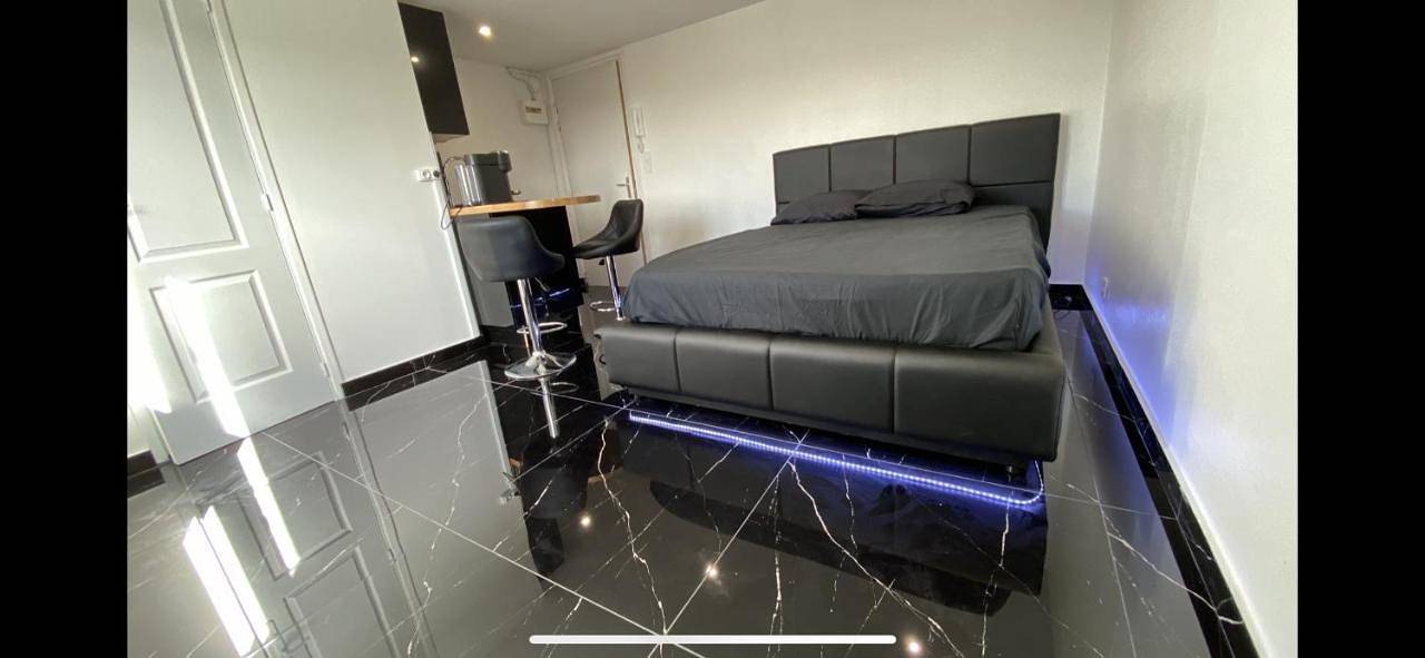 Appartement entier, Bella vita - Studio tout équipé - Tv Netflix - centre ville 100m- Gare 50m - Basilique 200m in Lisieux, Région de Lisieux