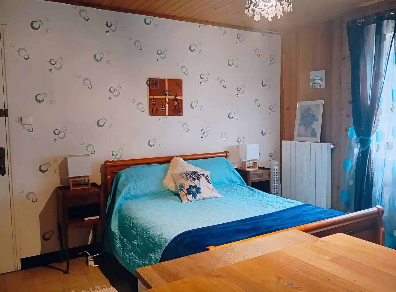 Chambre « Chambres d’hôte Bleue » avec piscine, terrasse partagées et Wi-Fi in Saint-Sébastien-d'Aigrefeuille, Parc national des Cévennes