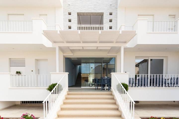 Chambre d’hôte pour 3 personnes, avec Balcon et Terrasse ainsi que Jardin et Vue à Torre San Giovanni