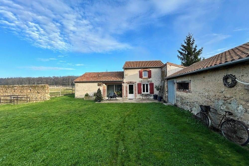 Cosy country cottage on the banks of the Gartempe river in Lathus-Saint-Rémy, Vienne