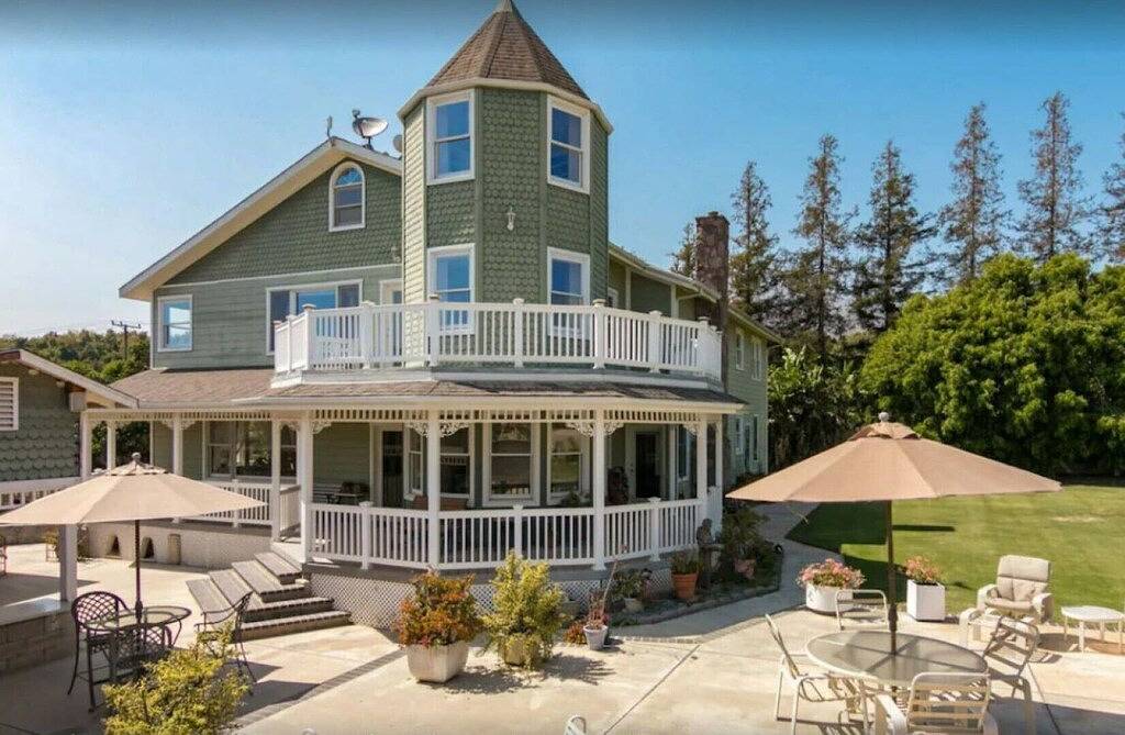 Post-Victorian with Private Pool & Sprawling Grounds, Near Wedding Venues. in Ventura County