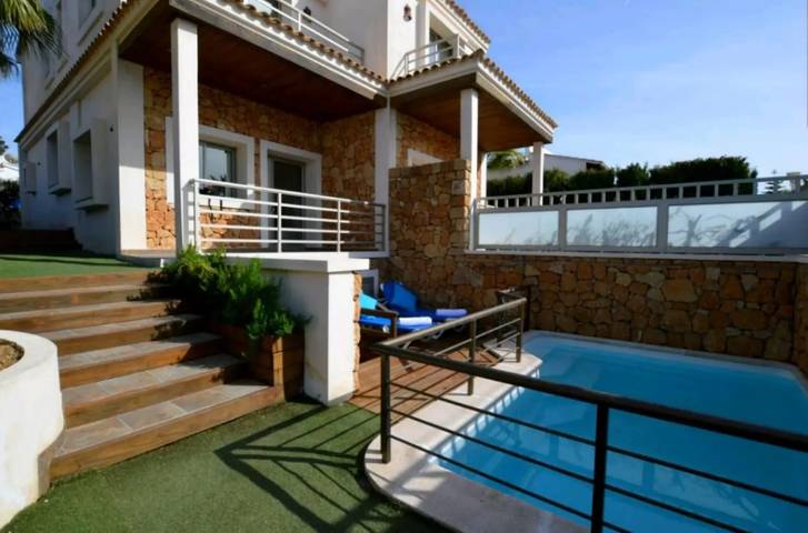 Amplia Casa Bahamas 1 con Wi-Fi, piscina, balcón, terrazas y jardín; aparcamiento disponible in Playa Son Serra de Marina, Santa Margalida