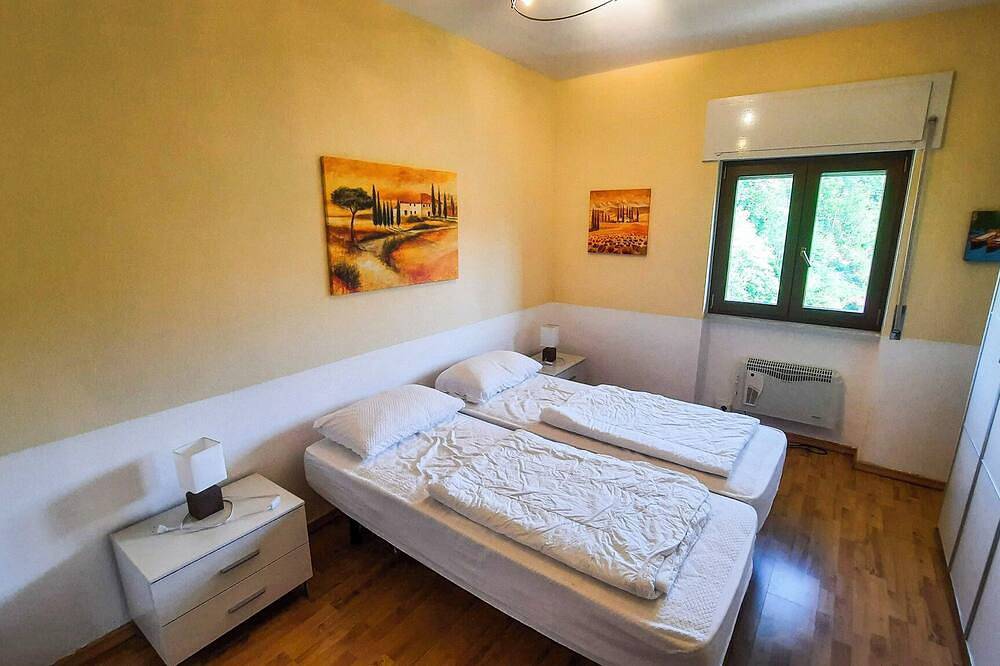 Ganze Wohnung, 3-Zimmer-Wohnung mit Balkon und herrlicher Seesicht in einer Ferienanlage mit Pool in Germignaga, Lago Maggiore (Lombardei)