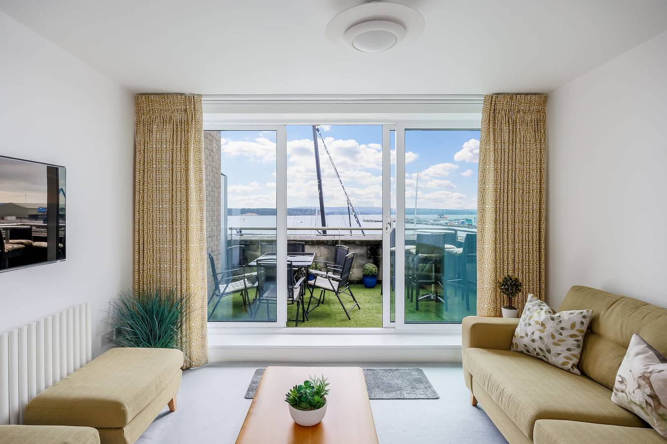 Entire apartment, Water's Edge- Incredible Views of Brownsea Island in Poole, Poole Harbour