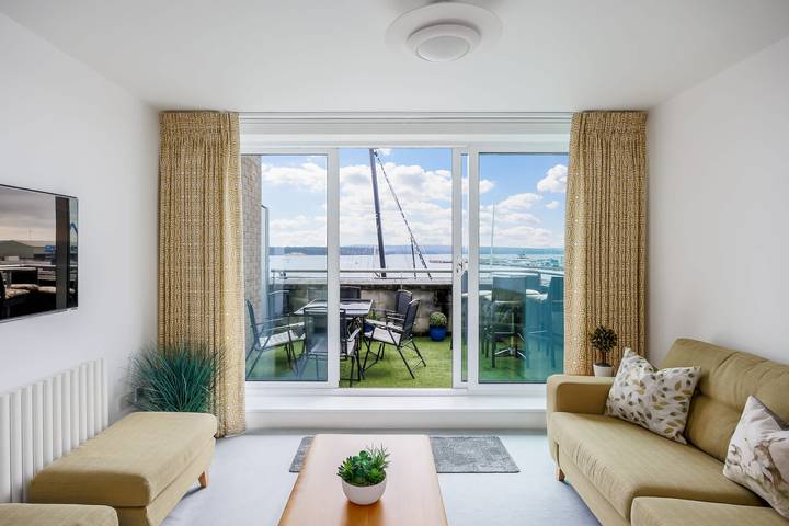 Entire apartment, Water's Edge- Incredible Views of Brownsea Island in Poole, Poole Harbour