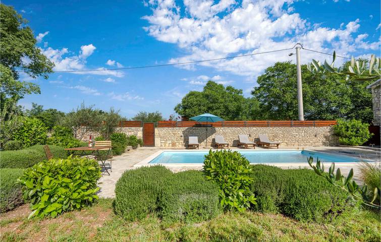 Charmante Ferienwohnung mit Pool, Terrasse und WLAN-Zugang in Dalmatinisches Zagora