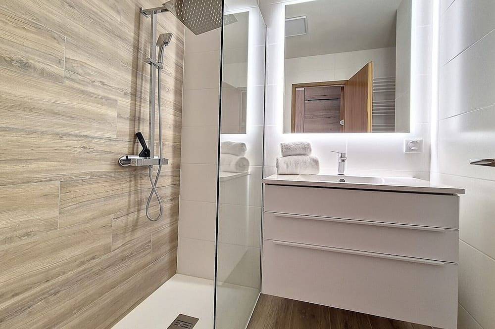 Entire apartment, Spacious renovated ski-in/out apt, balcony, parking, Wi-Fi in Méribel-Mottaret, Les Allues