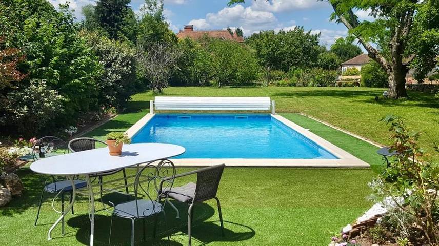 Location de vacances pour 11 personnes, avec piscine ainsi que jardin et terrasse à Anglars-Juillac