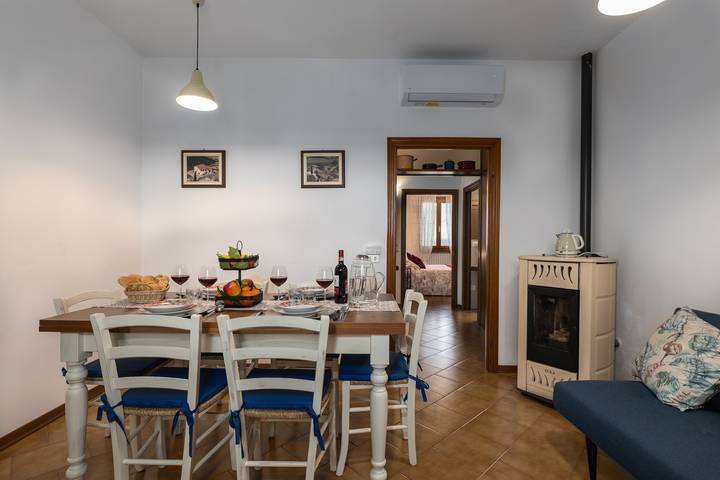 Geheel appartement, Appartement 'Sasso 3' met privéterras, Wi-Fi en airconditioning in San Gimignano, Chianti