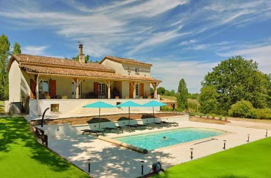 Location de vacances pour 2 personnes, avec Terrasse et Jardin ainsi que Piscine et Vue à Cancon