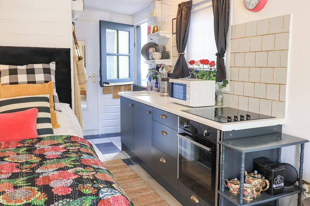 Creed Cabin, pet friendly, character holiday cottage in Stornoway in Lewis and Harris, Äußere Hebriden